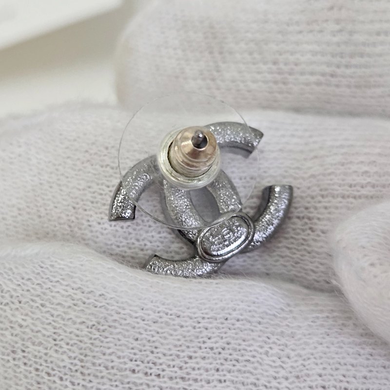 Chanel 香奈兒 烏銀色全水鑽 🎀實品拍照🎀 CC耳針 耳環 耳釘(近新離櫃)僅拍照收藏品-43