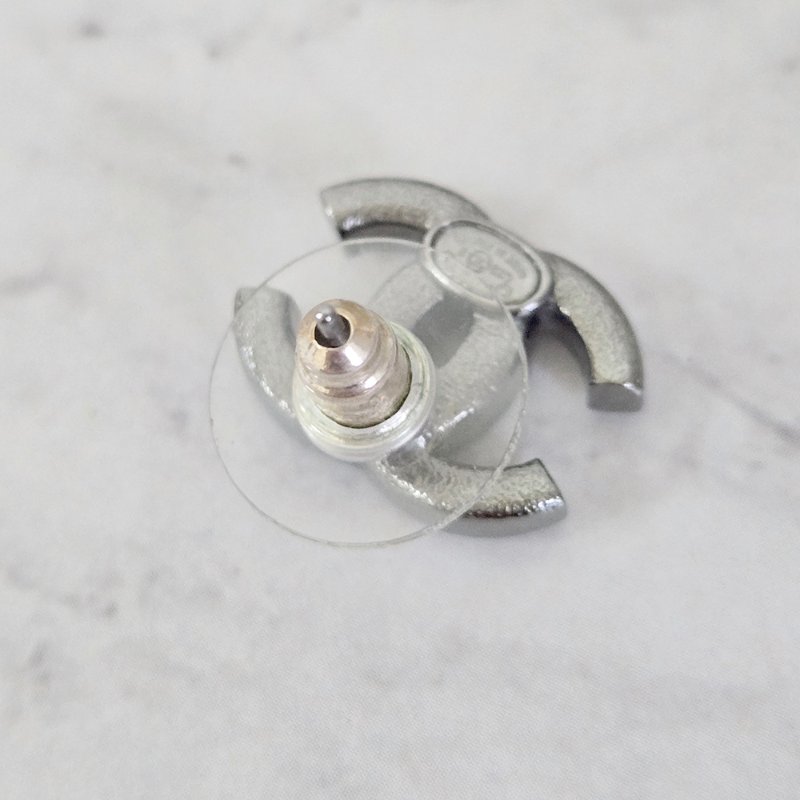 Chanel 香奈兒 烏銀色全水鑽 🎀實品拍照🎀 CC耳針 耳環 耳釘(近新離櫃)僅拍照收藏品-44