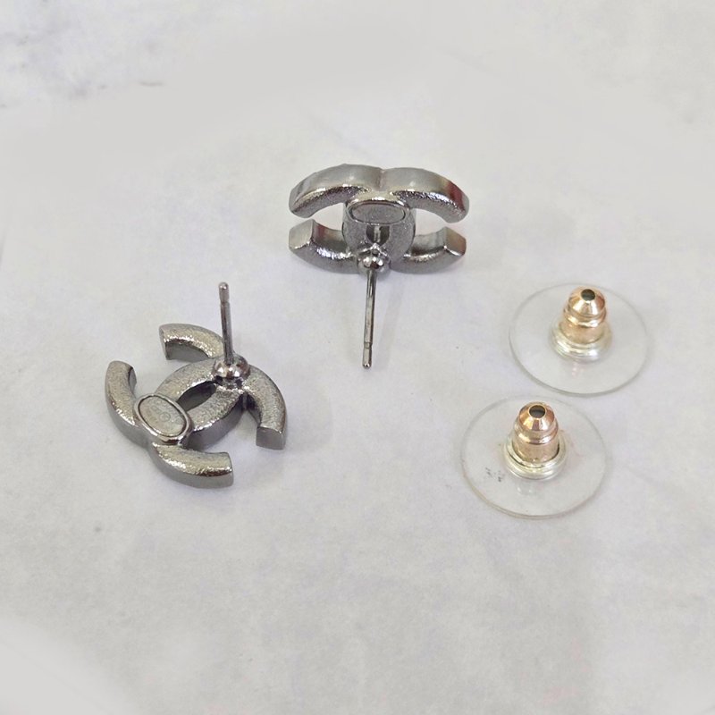 Chanel 香奈兒 烏銀色全水鑽 🎀實品拍照🎀 CC耳針 耳環 耳釘(近新離櫃)僅拍照收藏品-47