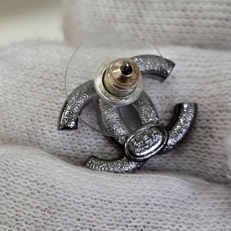 Chanel 香奈兒 烏銀色全水鑽 🎀實品拍照🎀 CC耳針 耳環 耳釘(近新離櫃)僅拍照收藏品-57