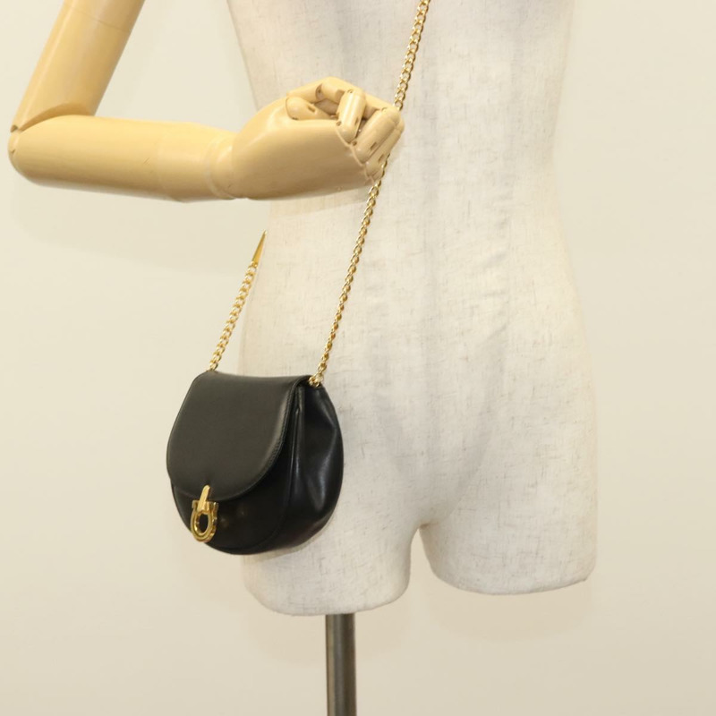 【日本直送】Salvatore Ferragamo Gancini 鏈條肩背包，黑色皮革，金色，正品，貨號 138877-19