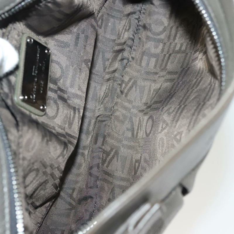 【日本直送】Salvatore Ferragamo 灰色銀色皮革肩背包 正品 135050-10