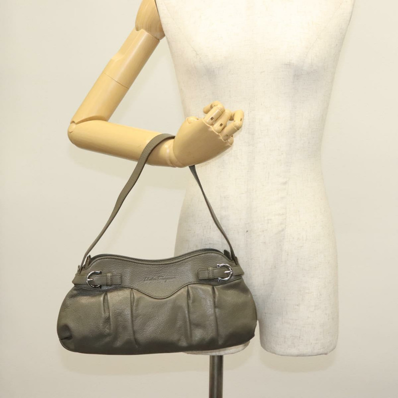 【日本直送】Salvatore Ferragamo 灰色銀色皮革肩背包 正品 135050-21