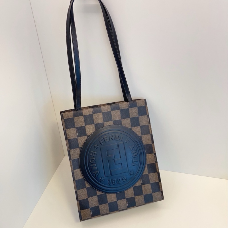 【98新🆕】Fendi 老花格紋 浮雕logo 琴譜長肩帶tote 單肩包-0