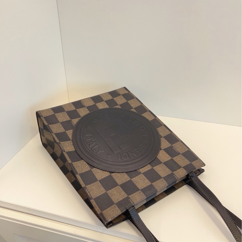 【98新🆕】Fendi 老花格紋 浮雕logo 琴譜長肩帶tote 單肩包-4