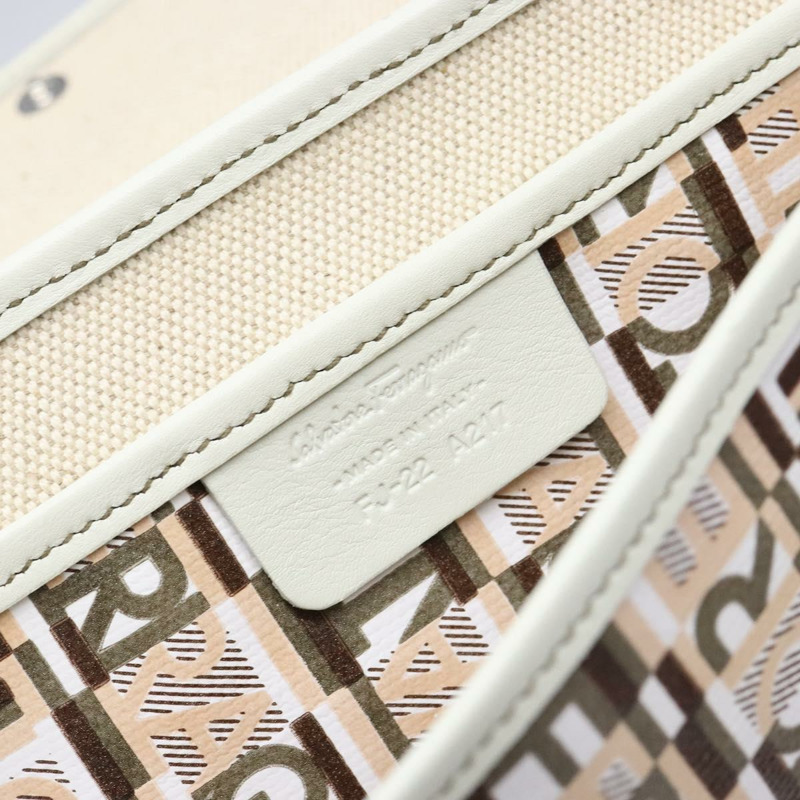 【日本直送】Salvatore Ferragamo 配件包 PVC 米色 銀色 正品 BA5509-11