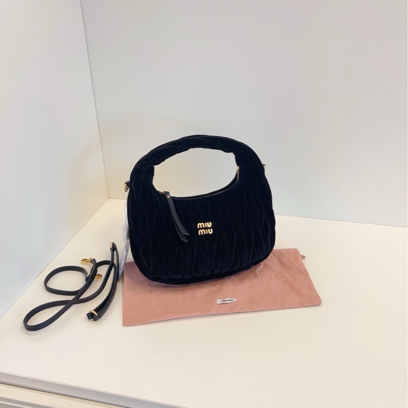 【閒置99新🆕】MiuMiu 24年新款 黑金絲絨 Wander hobo 半月包 小號（非mini哦）手提包 斜挎包-0