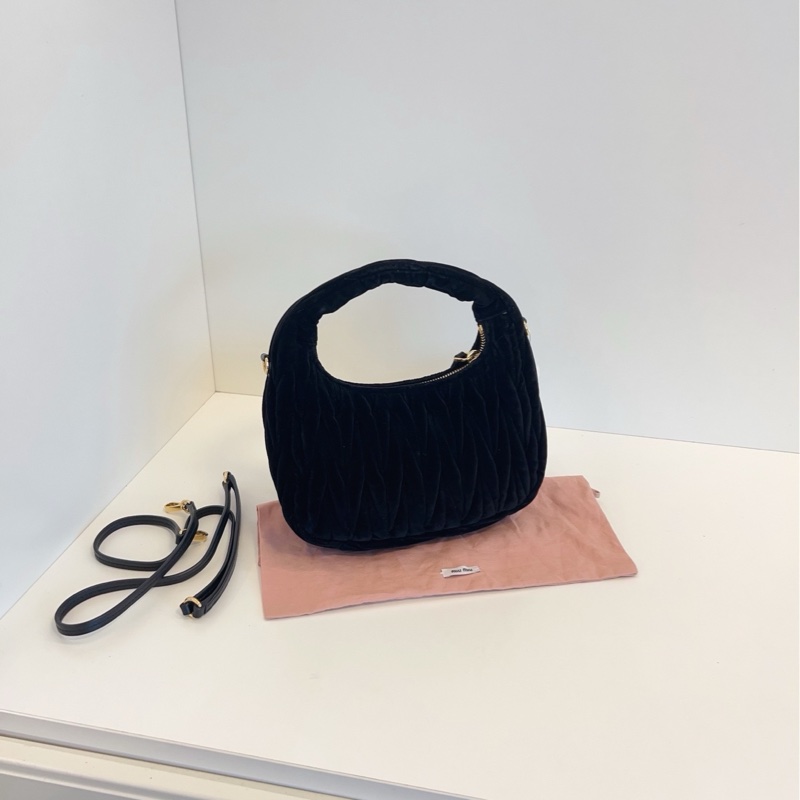 【閒置99新🆕】MiuMiu 24年新款 黑金絲絨 Wander hobo 半月包 小號（非mini哦）手提包 斜挎包-1