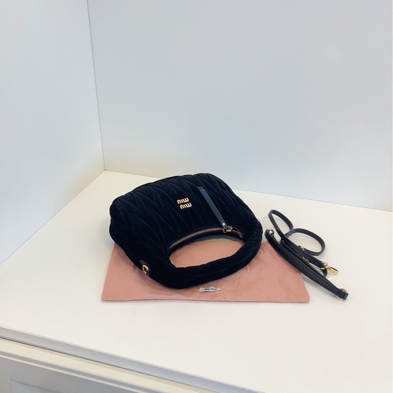 【閒置99新🆕】MiuMiu 24年新款 黑金絲絨 Wander hobo 半月包 小號（非mini哦）手提包 斜挎包-3