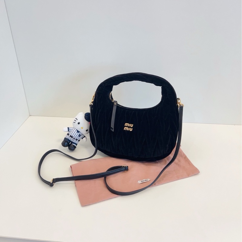 【閒置99新🆕】MiuMiu 24年新款 黑金絲絨 Wander hobo 半月包 小號（非mini哦）手提包 斜挎包-4
