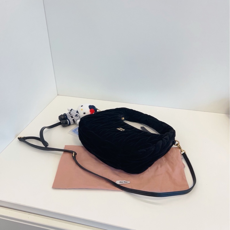 【閒置99新🆕】MiuMiu 24年新款 黑金絲絨 Wander hobo 半月包 小號（非mini哦）手提包 斜挎包-5