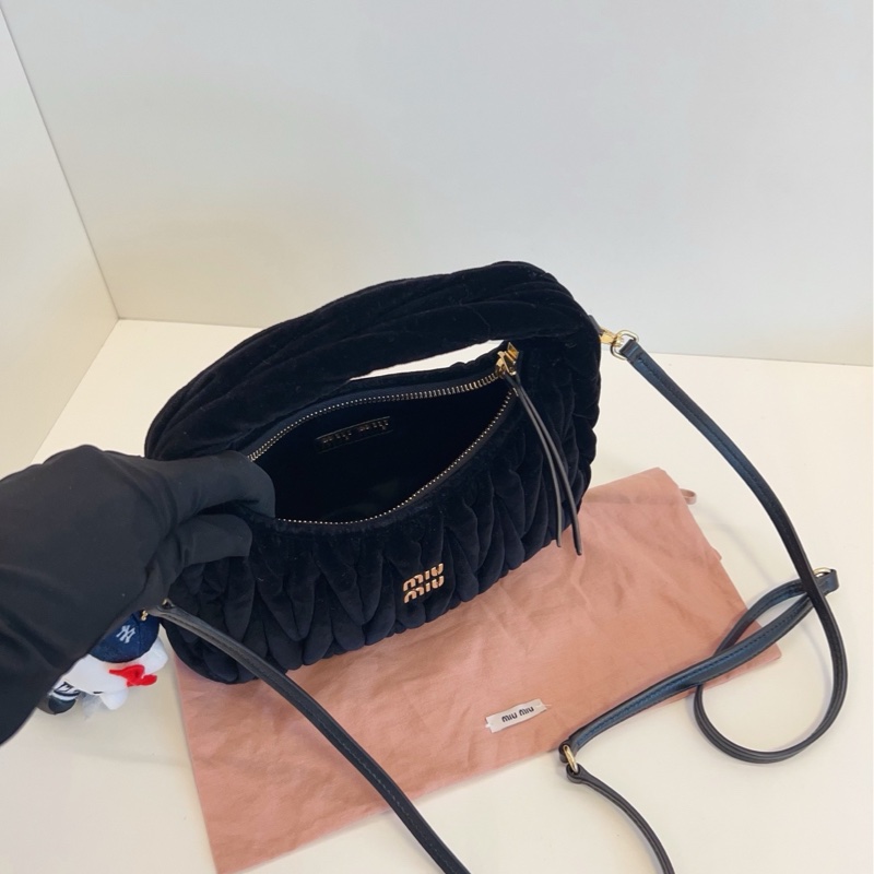【閒置99新🆕】MiuMiu 24年新款 黑金絲絨 Wander hobo 半月包 小號（非mini哦）手提包 斜挎包-6