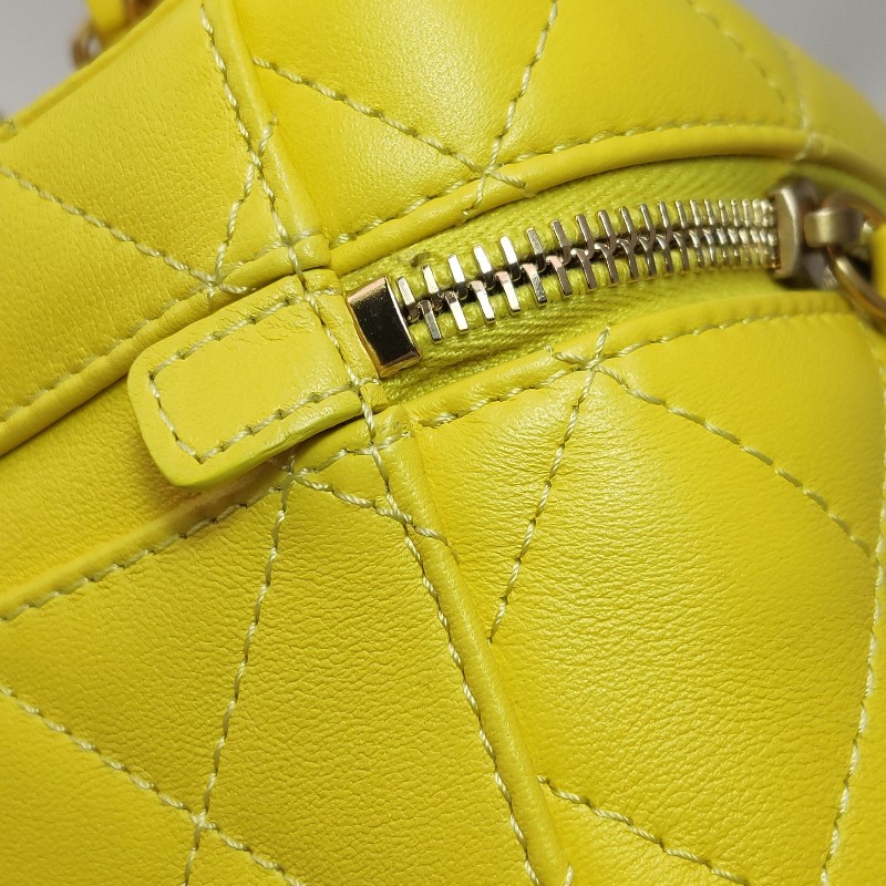 Chanel Vanity Case牛皮純色菱格絎縫雙C標識斜挎包單肩包-16