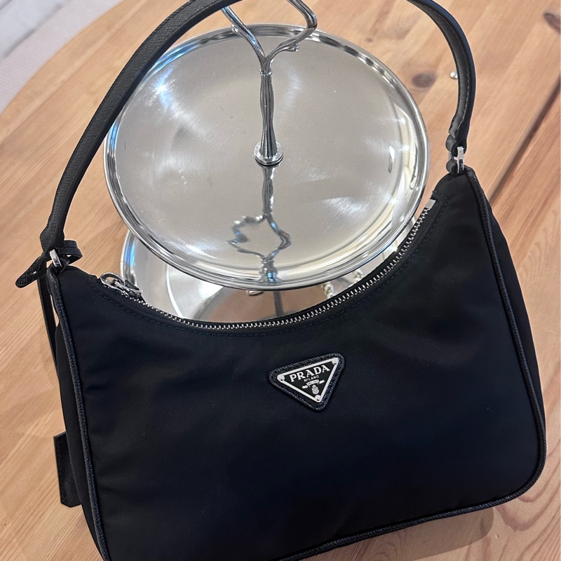 【全🆕】 PRADA Re-Edition 2005 經典銀扣三角標Hobo 腋下包手提包單肩包 迷你 mini黑色-0