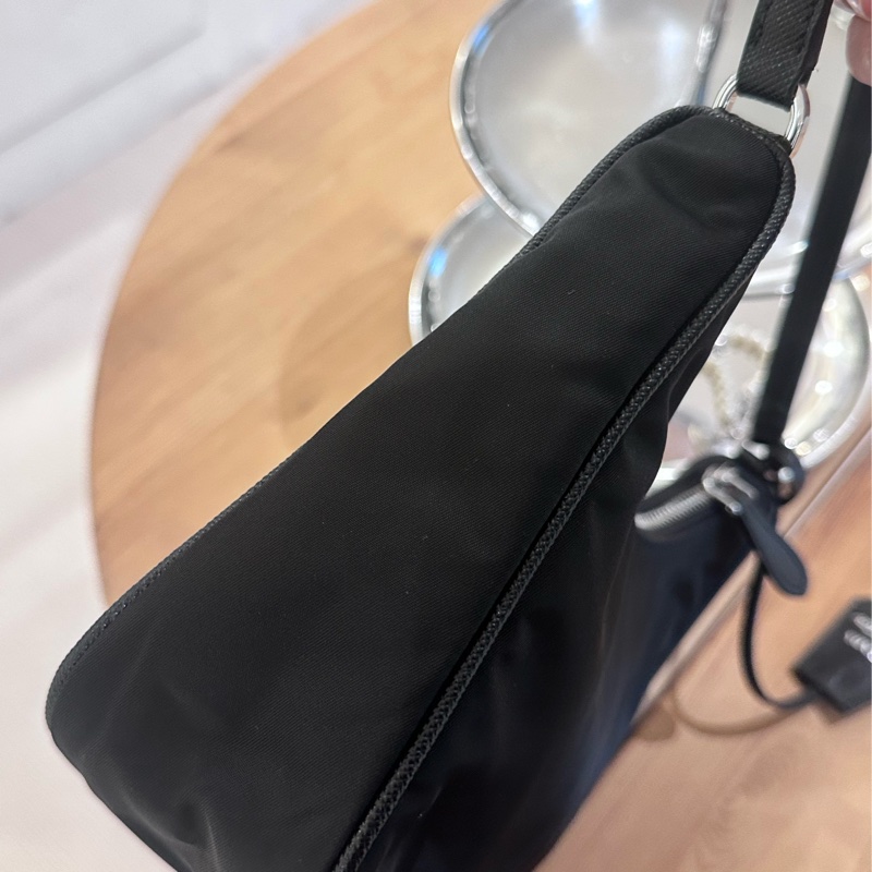 【全🆕】 PRADA Re-Edition 2005 經典銀扣三角標Hobo 腋下包手提包單肩包 迷你 mini黑色-2