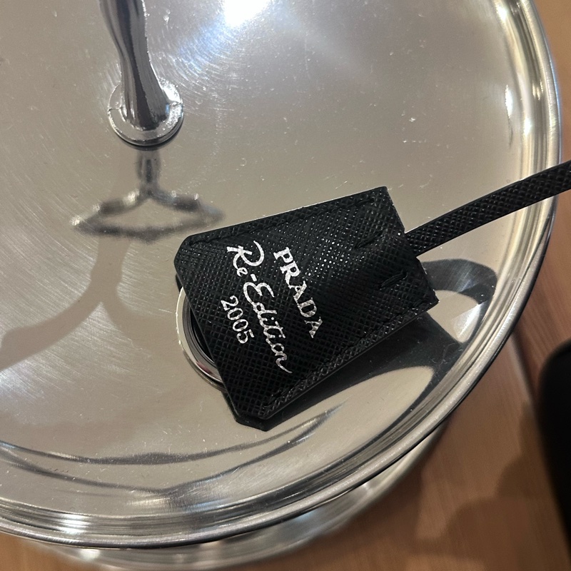 【全🆕】 PRADA Re-Edition 2005 經典銀扣三角標Hobo 腋下包手提包單肩包 迷你 mini黑色-4