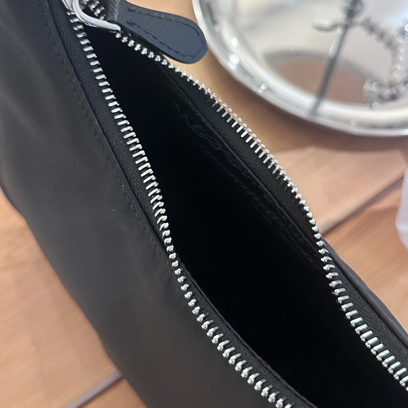 【全🆕】 PRADA Re-Edition 2005 經典銀扣三角標Hobo 腋下包手提包單肩包 迷你 mini黑色-5