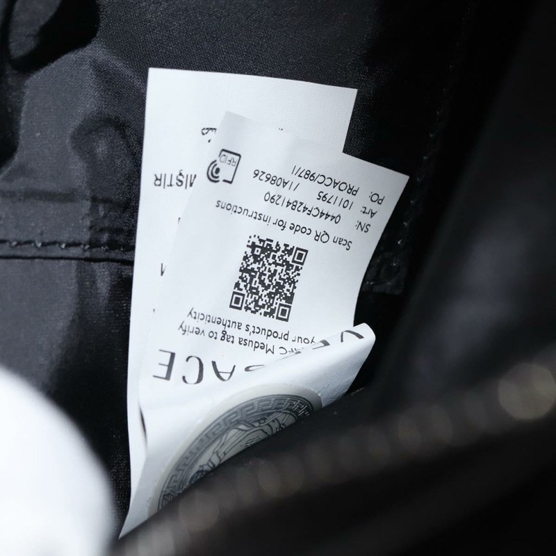 【日本直送】VERSACE 黑色真皮斜背包 Auth am9243-10