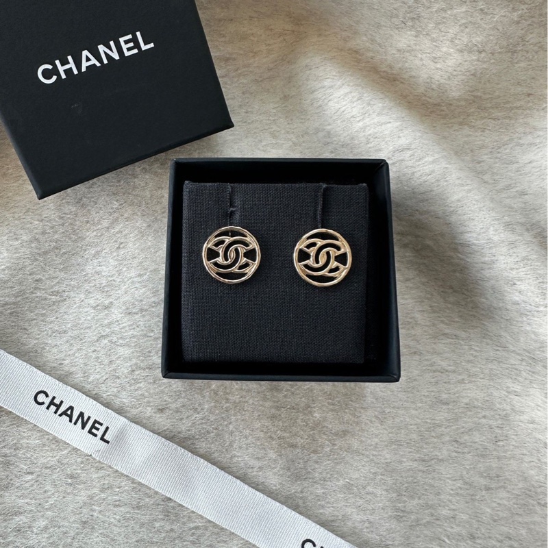 【配件:盒子 💕】Chanel 圓形 鏤空 金色 雙C 耳釘耳環-0
