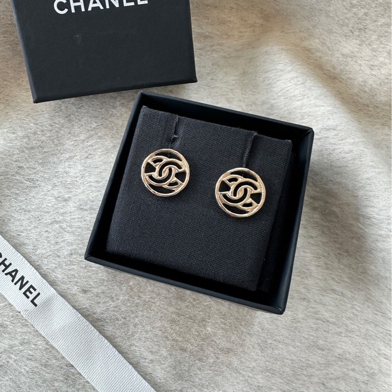 【配件:盒子 💕】Chanel 圓形 鏤空 金色 雙C 耳釘耳環-1