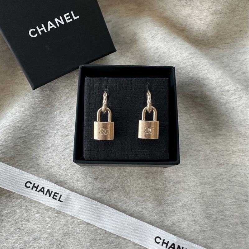 【配件：盒子 💕】Chanel 22C 金色 做舊 鎖頭 耳釘 耳環-0