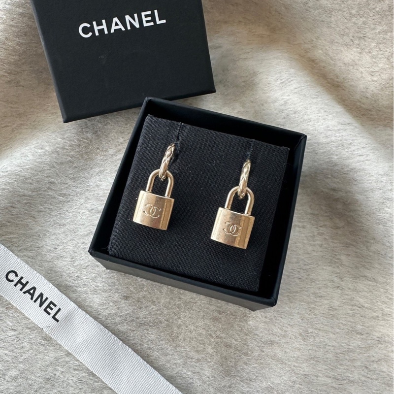 【配件：盒子 💕】Chanel 22C 金色 做舊 鎖頭 耳釘 耳環-1