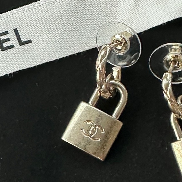【配件：盒子 💕】Chanel 22C 金色 做舊 鎖頭 耳釘 耳環-3