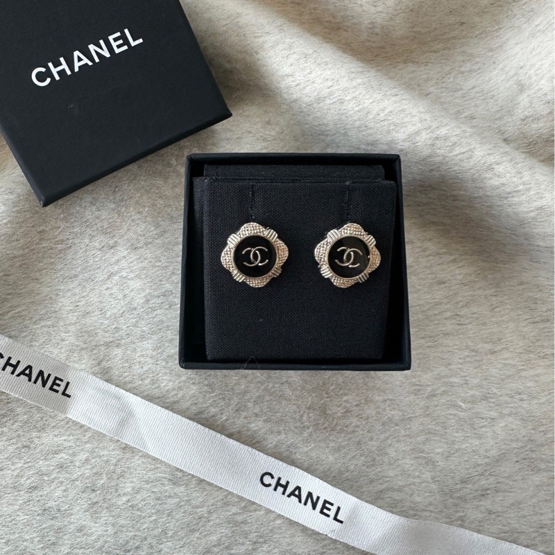 【配件:盒子 💕】Chanel 復古 方形 黑色 琺瑯 雙C 耳釘-0
