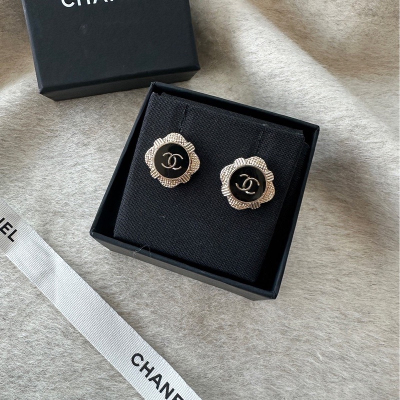 【配件:盒子 💕】Chanel 復古 方形 黑色 琺瑯 雙C 耳釘-1