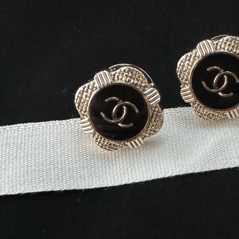 【配件:盒子 💕】Chanel 復古 方形 黑色 琺瑯 雙C 耳釘-3