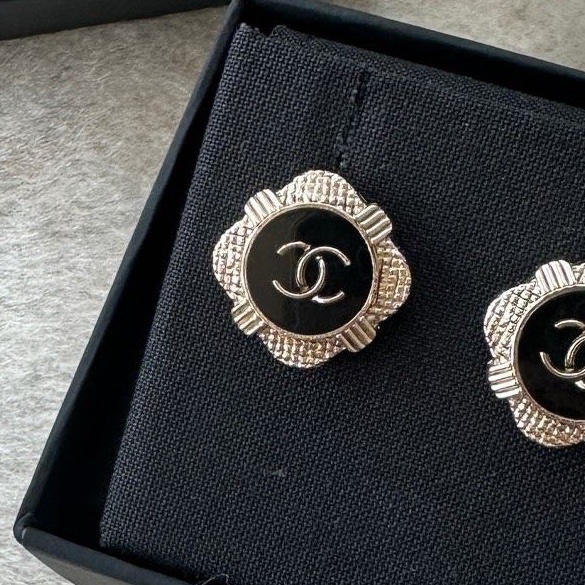 【配件:盒子 💕】Chanel 復古 方形 黑色 琺瑯 雙C 耳釘-4