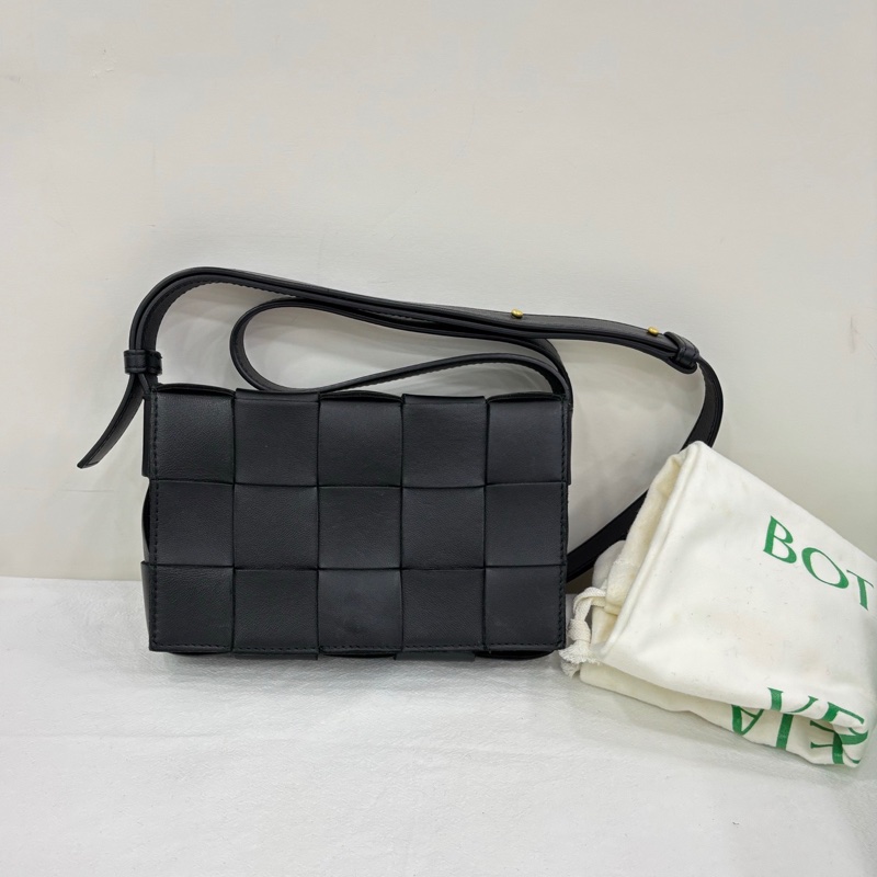 BOTTEGA VENETA葆蝶家Cassette手袋編織斜背包BV包，黑色，羊皮-0