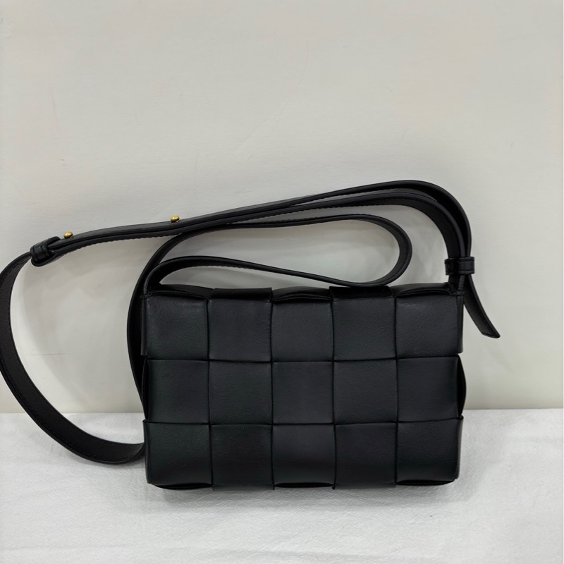 BOTTEGA VENETA葆蝶家Cassette手袋編織斜背包BV包，黑色，羊皮-2