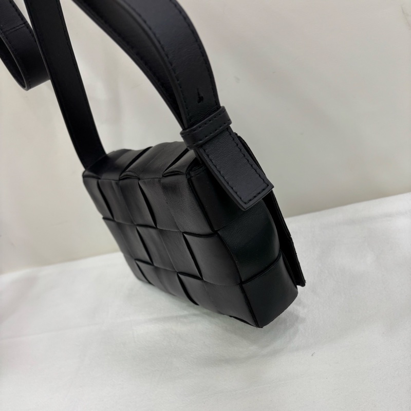 BOTTEGA VENETA葆蝶家Cassette手袋編織斜背包BV包，黑色，羊皮-3