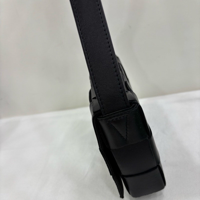 BOTTEGA VENETA葆蝶家Cassette手袋編織斜背包BV包，黑色，羊皮-4