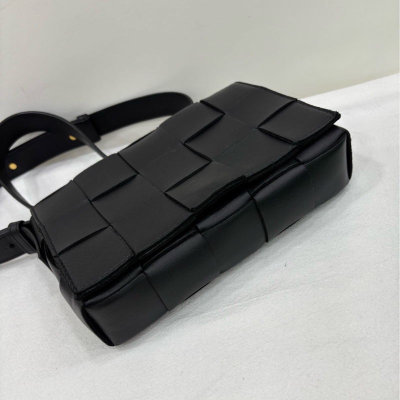 BOTTEGA VENETA葆蝶家Cassette手袋編織斜背包BV包，黑色，羊皮-5
