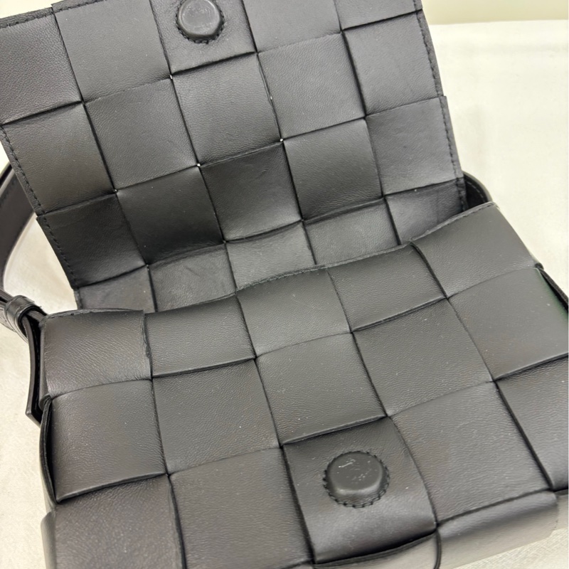 BOTTEGA VENETA葆蝶家Cassette手袋編織斜背包BV包，黑色，羊皮-7