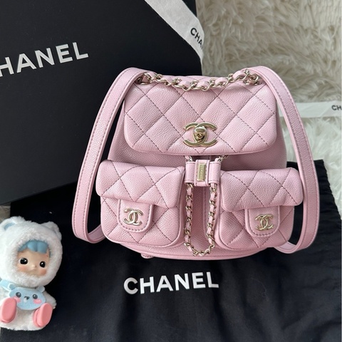 【配件：盒子 防塵袋 💕】Chanel 24A duma 青蛙包 小青蛙 小號 雙肩包 背包 書包 粉色 淺粉色 淡粉色 粉紫色