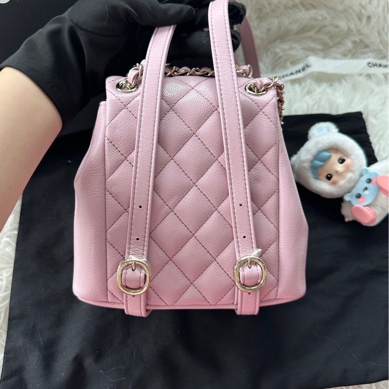 【配件：盒子 防塵袋 💕】Chanel 24A duma 青蛙包 小青蛙 小號 雙肩包 背包 書包 粉色 淺粉色 淡粉色 粉紫色-1