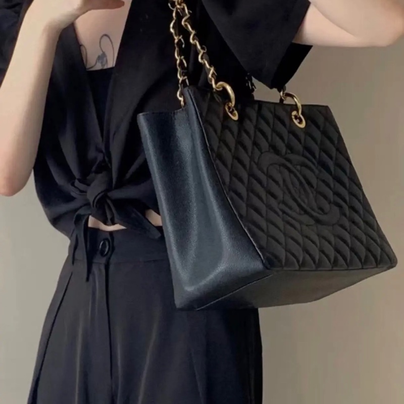 「JL精品代購」95新 香奈兒GST黑金荔枝牛皮托特包-1