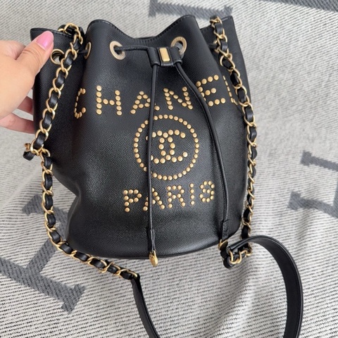 【全新品】Chanel香奈兒黑色荔枝皮鉚釘Logo抽繩水桶包側背包肩背包