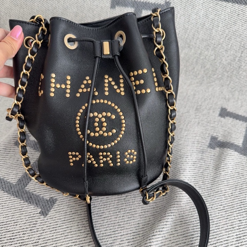 【全新品】Chanel香奈兒黑色荔枝皮鉚釘Logo抽繩水桶包側背包肩背包-1