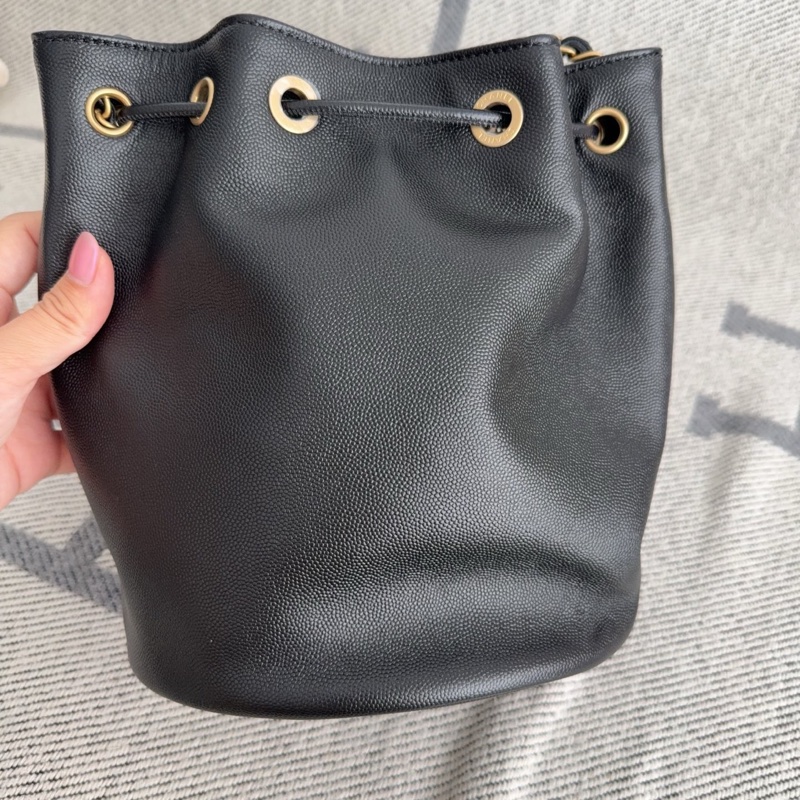 【全新品】Chanel香奈兒黑色荔枝皮鉚釘Logo抽繩水桶包側背包肩背包-2