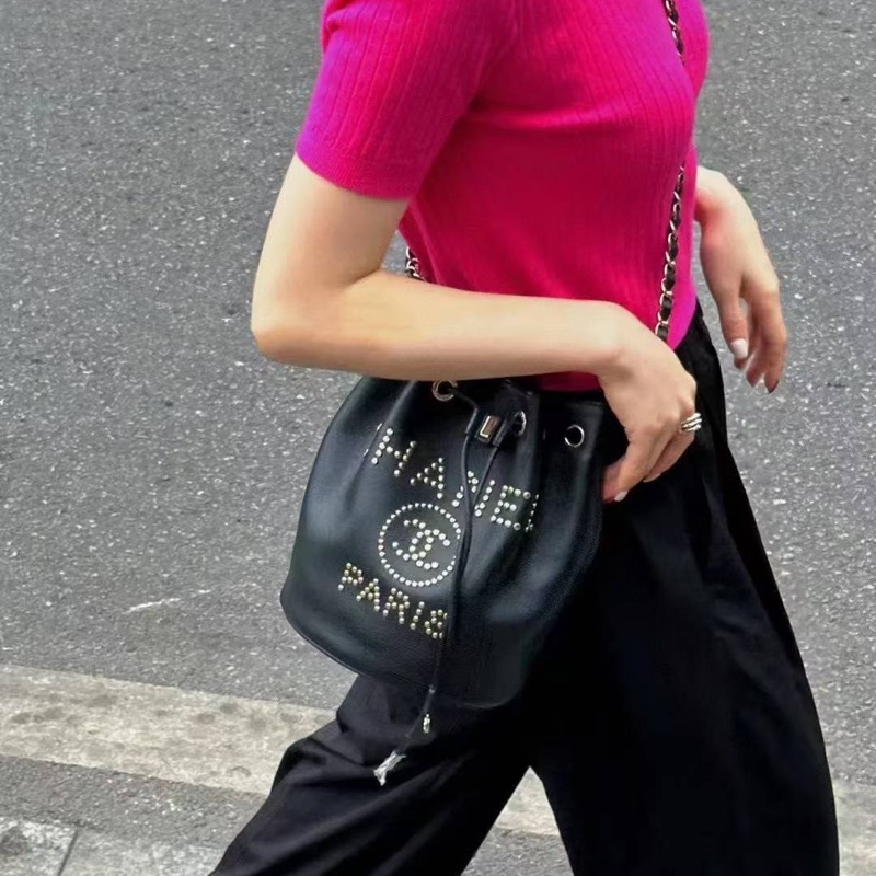 【全新品】Chanel香奈兒黑色荔枝皮鉚釘Logo抽繩水桶包側背包肩背包-3