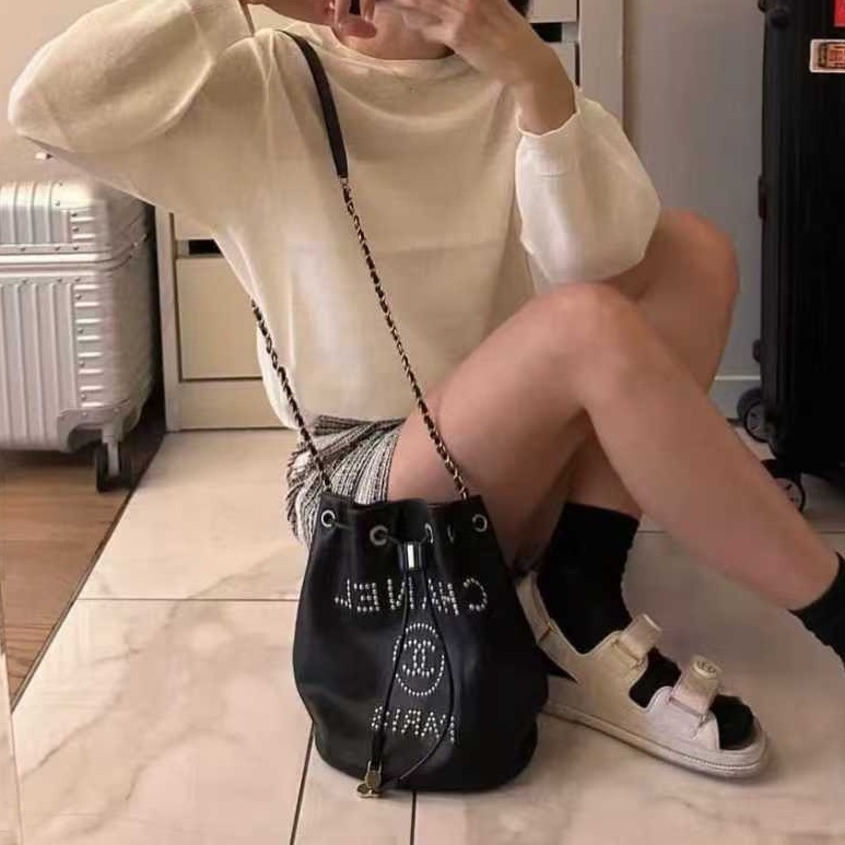 【全新品】Chanel香奈兒黑色荔枝皮鉚釘Logo抽繩水桶包側背包肩背包-4