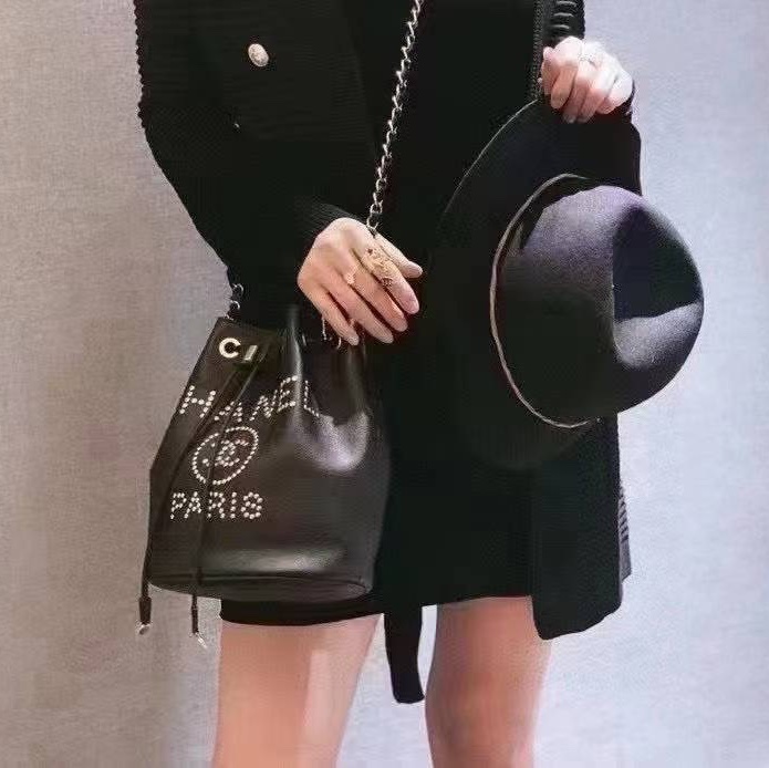 【全新品】Chanel香奈兒黑色荔枝皮鉚釘Logo抽繩水桶包側背包肩背包-5