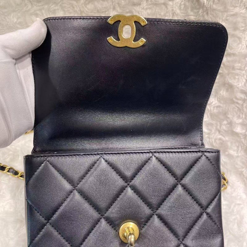 Chanel 水鑽LOGO 22s 方胖子包-1