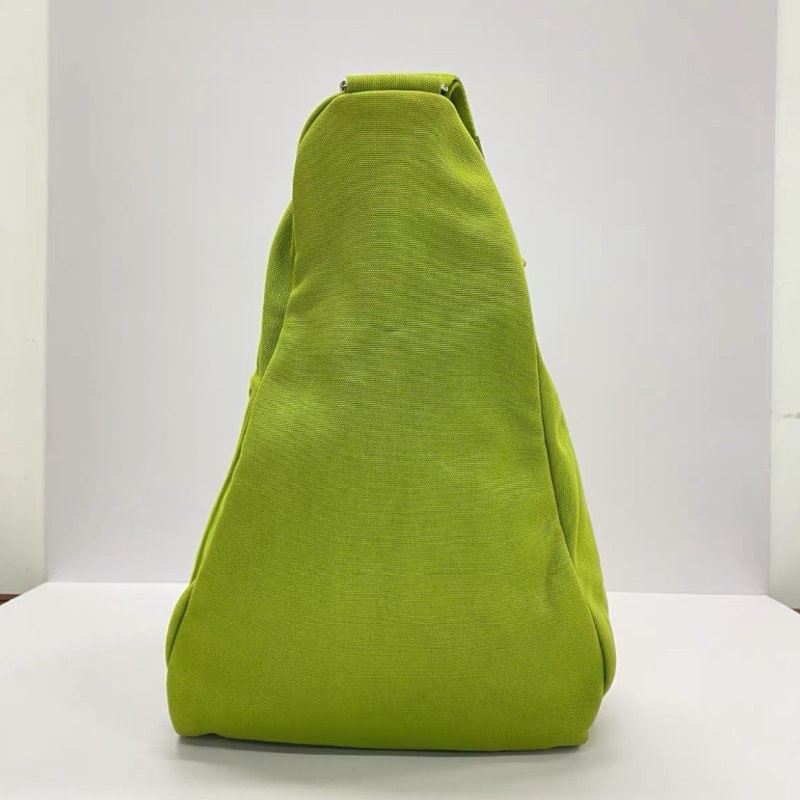 PRADA 綠色秀款限定帆布肩背斜背三角包60*30*26 98新-2