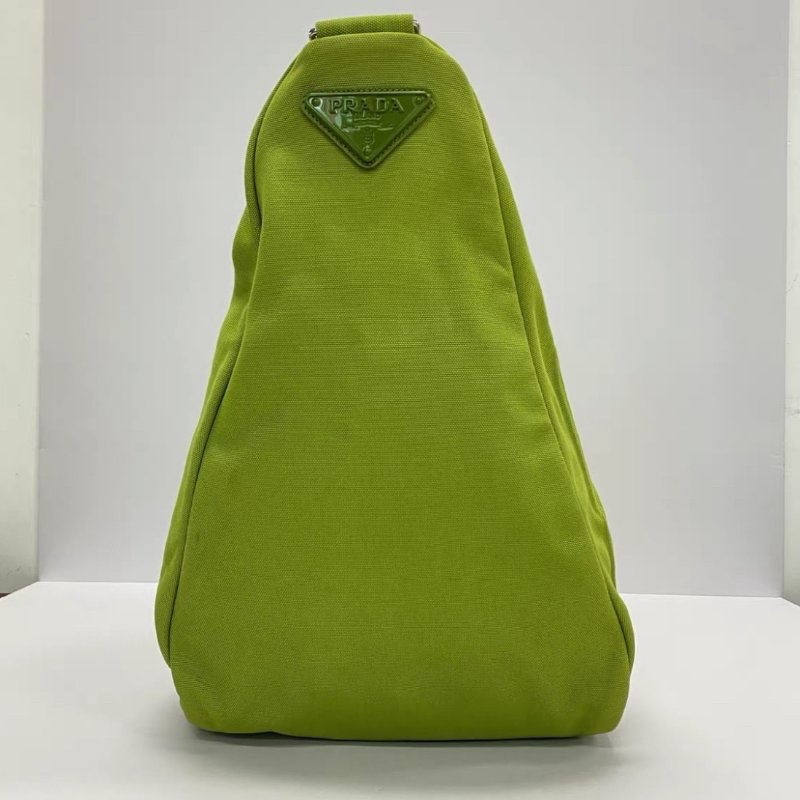 PRADA 綠色秀款限定帆布肩背斜背三角包60*30*26 98新-4