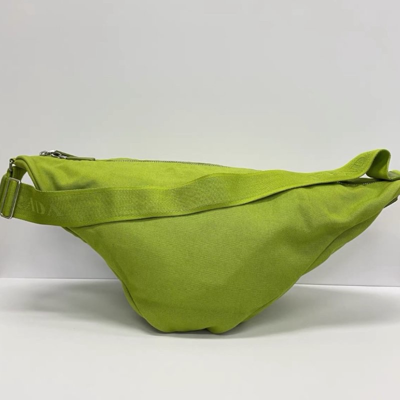 PRADA 綠色秀款限定帆布肩背斜背三角包60*30*26 98新-5